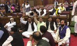 लखनऊ: विधानसभा की कार्यवाही 15 मिनट स्थगित, नारेबाजी, हंगामे के बाद कार्यवाही स्थगित, सपा विधायक सदन के वेल में आकर बैठे, सीएम के बयान को लेकर सपाई आक्रोशित।