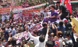 प्रियंका के रोड शो के दौरान जाम में फंसी एंबुलेंस, वृद्धा की मौत प्रियंका के रोड शो के दौरान जाम में फंसी एंबुलेंस, वृद्धा की मौत