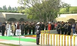 राष्ट्रपिता महात्मा गांधी को राजघाट पर सलामी दी गई. इस दौरान तीनों सेनाओं के प्रमुख राष्ट्रपति रामनाथ कोविंद, प्रधानमंत्री नरेंद्र मोदी, रक्षा मंत्री राजनाथ सिंह मौजूद रहे.
