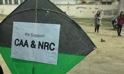 वाराणसी : मुस्लिम महिलाओं ने वी सपोर्ट सीएए व एनआरसी लिखे पतंगों को हवा में उड़ाया