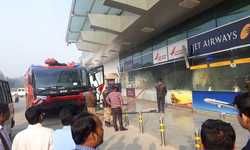 वाराणसी- लाल बहादुर शास्त्री अंतरास्ट्रीय हवाई अड्डे पर एयर इंडिया विमान सेवा के काउंटर पर लगी आग, आग लगने से एयरपोर्ट परिसर में अफरातफरी फायर ब्रिगेड की गाड़ी पहुंची मौके पर