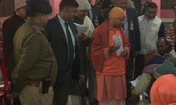 गोरखपुर : मुख्यमंत्री योगी ने लगाया जनता दरबार, सीएम योगी ने लोगों की फरियाद सुनी, समस्याएं सुनकर सीएम योगी कक्ष में गए।