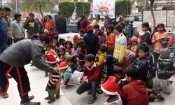 किरण फाउण्डेशन ने जरूरतमंद बच्चों को स्वेटर बांटे किरण फाउण्डेशन ने जरूरतमंद बच्चों को स्वेटर बांटे