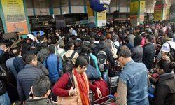 एयर इंडिया का सर्वर डाउन होने से भारत समेत दुनिया भर में एयरलाइंस की उड़ानें प्रभावित हैं। लोग जहां-तहां एयरपोर्ट पर फंसे हुए हैं...