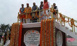 बलिया - पंडित दीनदयाल उपाध्याय के मूर्ति का राज्यपाल रामनाईक ने किया अनावरण। मंत्री उपेंंद्र तिवारी ने राज्यपाल रामनाईक को स्मृति चिन्ह, और भृगु संहिता भेंट की