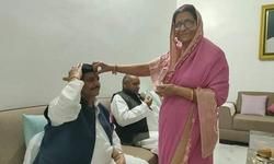 इटावा- भाई दूज का पवित्र त्योहार स्नेह और सम्मान का पर्व है, शिवपाल सिंह यादव और बड़े भाई अभयराम यादव का बहन ने तिलक कर स्वागत सत्कार किया और उनके लम्बी उम्र की दुआएं मांगी