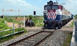 рдЪрдиреНрджреМрд▓реАред рдорд╛рдирд╡ рд░рд╣рд┐рдд рдХреНрд░рд╛рд╕рд┐рдВрдЧ рдкрд░ рд╣рд╛рджрд╕рд╛ рдмрд╛рдЗрдХ рд╕рдореЗрдд рдпреБрд╡рдХ рдЖрдпрд╛ рдЯреНрд░реЗрди рдХреА рдЪрдкреЗрдЯ рдореЗрдВред рдмрд╛рдЗрдХ рдЬрд▓реА, рд░рд╛рдЬреЗрд╢ рдпрд╛рджрд╡ рдЧрдВрднреАрд░ рд░реВрдк рд╕реЗ рдШрд╛рдпрд▓ред рдореБреЪрд▓рд╕рд░рд╛рдп рдХреЛрддрд╡рд╛рд▓реА рдХреНрд╖реЗрддреНрд░ рдХреЗ рд╣реГрджрдпрдкреБрд░ рдХреНрд░рд╛рд╕рд┐рдВрдЧ рдХреА рдШрдЯрдирд╛ред рдЪрдиреНрджреМрд▓реАред рдорд╛рдирд╡ рд░рд╣рд┐рдд рдХреНрд░рд╛рд╕рд┐рдВрдЧ рдкрд░ рд╣рд╛рджрд╕рд╛ рдмрд╛рдЗрдХ рд╕рдореЗрдд рдпреБрд╡рдХ рдЖрдпрд╛ рдЯреНрд░реЗрди рдХреА рдЪрдкреЗрдЯ рдореЗрдВред рдмрд╛рдЗрдХ рдЬрд▓реА, рд░рд╛рдЬреЗрд╢ рдпрд╛рджрд╡ рдЧрдВрднреАрд░ рд░реВрдк рд╕реЗ рдШрд╛рдпрд▓ред рдореБреЪрд▓рд╕рд░рд╛рдп рдХреЛрддрд╡рд╛рд▓реА рдХреНрд╖реЗрддреНрд░ рдХреЗ рд╣реГрджрдпрдкреБрд░ рдХреНрд░рд╛рд╕рд┐рдВрдЧ рдХреА рдШрдЯрдирд╛ред