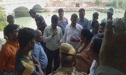 рдзрд░реНрдорд╕реНрдерд▓ рддреЛрдбрд╝реЗ рдЬрд╛рдиреЗ рдХреА рдЕрдлрд╡рд╛рд╣ рд╕реЗ рдлреИрд▓рд╛ рдЖрдХреНрд░реЛрд╢, рдореМрдХреЗ рдкрд░ рдкрд╣реБрдВрдЪреЗ рдЕрдзрд┐рдХрд╛рд░реА рдзрд░реНрдорд╕реНрдерд▓ рддреЛрдбрд╝реЗ рдЬрд╛рдиреЗ рдХреА рдЕрдлрд╡рд╛рд╣ рд╕реЗ рдлреИрд▓рд╛ рдЖрдХреНрд░реЛрд╢, рдореМрдХреЗ рдкрд░ рдкрд╣реБрдВрдЪреЗ рдЕрдзрд┐рдХрд╛рд░реА