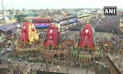 पुरी : भगवान जगन्नाथ मंदिर में भगवान जगन्नाथ रथ यात्रा का उत्सव शुरू, श्रद्धालुओं की भारी भीड़ इस मौके का साक्षी बनने के लिए एकत्र हुई।