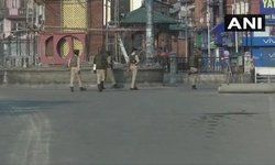 जम्मू और कश्मीर: 5 अगस्त की मध्यरात्रि से धारा 144 सीआरपीसी लागू करने के मद्देनजर श्रीनगर में सुरक्षा कड़ी कर दी गई। जम्मू और कश्मीर: 5 अगस्त की मध्यरात्रि से धारा 144 सीआरपीसी लागू करने के मद्देनजर श्रीनगर में सुरक्षा कड़ी कर दी गई।