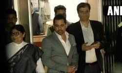 दिल्लीः ईडी के ऑफिस से निकले रॉबर्ट वाड्रा। मनी लॉन्ड्रिंग मामले में पूछताछ के लिए पांचवीं बार पेश हुए थे।