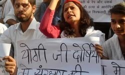 उन्नाव रेप पीड़िता को न्याय दिलाने के लिए बुलंद हुई आवाज, सपाई बोले- विधायक को अरेस्ट करो उन्नाव रेप पीड़िता को न्याय दिलाने के लिए बुलंद हुई आवाज, सपाई बोले- विधायक को अरेस्ट करो