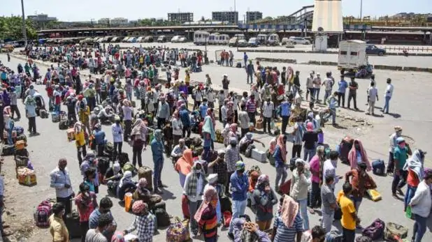 मजदूरों का टूट रहा सब्र, मुंबई समेत कई शहरों में घर वापसी के लिए जमकर किया बवाल मजदूरों का टूट रहा सब्र, मुंबई समेत कई शहरों में घर वापसी के लिए जमकर किया बवाल