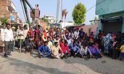 प्रतापगढ़- अधिशासी अधिकारी नगर पंचायत को सांसद के गुर्गे अनूप कुमार गुप्ता द्वारा जान से मारने की धमकी व अपशब्द कहे जाने के विरोधी में कर्मचारियों का प्रतापगढ़ - लखनऊ मार्ग पर धरना प्रदर्शन