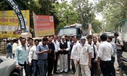 उन्नाव : पास ना बनने पर पत्रकारों का हंगामा कार्यक्रम स्थल के बाहर धरने पर बैठे पत्रकार, मुख्यमन्त्री के कार्यक्रम का करेंगे विरोध , जिला सूचना विभाग की बड़ी लापरवाही आयी सामने