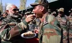 जम्मू कश्मीर पहुंचे पीएम मोदी, जवानों संग LoC के पास, मनाएंगे दिवाली जम्मू कश्मीर पहुंचे पीएम मोदी, जवानों संग LoC के पास, मनाएंगे दिवाली