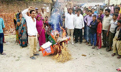 भाजपाइयों ने फूंका अपनी ही पार्टी का पुतला भाजपाइयों ने फूंका अपनी ही पार्टी का पुतला