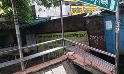 मेेरठ : किठौर के कस्बा शाहजहांपुर नंगर पंचायत में एक साल पहले लाखो की कीमत का बना यात्री शेड धराशयी, दीवार गिरने से राहगीर घायल