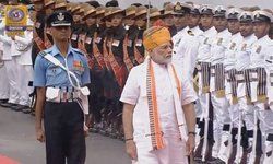 दिल्ली: प्रधानमंत्री नरेंद्र मोदी ने लाल किले में गार्ड ऑफ ऑनर का निरीक्षण किया वह शीघ्र ही राष्ट्र को संबोधित करेंगे।