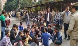 परीक्षा निरस्त किए जाने से आक्रोशित छात्रों ने दिया धरना, ये है मांग परीक्षा निरस्त किए जाने से आक्रोशित छात्रों ने दिया धरना, ये है मांग