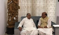 गृह मंत्री राजनाथ सिंह ने आज यूपी के पूर्व सीएम और सपा नेता मुलायम सिंह यादव से लखनऊ में उनके आवास पर मुलाकात की। स्वास्थ्य के बारे में कुशल क्षेम पूछी