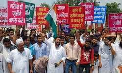 रामपुर : आज़म के पीड़ितों ने रोका समाजवादी पार्टी के 21 विधायको का काफिला। समाजवादी पार्टी का चेहरा बेनकाब  फैसल लालारामपुर की सड़कों पर आज़म के खिलाफ मुसलमानो का ज़बरदस्त हंगामा।