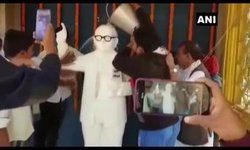 बिहार: केंद्रीय मंत्री गिरिराज सिंह द्वारा बेगूसराय में बीआर अंबेडकर की प्रतिमा को माला चढ़ाने के बाद CPI  और RJD के कार्यकर्ताओं ने बीआर अंबेडकर की मूर्ति को धोया