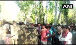 सहारनपुर में सहारनपुर-अंबाला हाईवे पर बड़ी संख्या में प्रवासी मजदूर प्रदर्शन कर रहे हैं। ये सभी मजदूर बिहार लौटने के लिए एक विशेष ट्रेन की मांग कर रहे हैं। घटनास्थल पर पुलिस तैनात कर दी गई है।