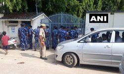 प्रयागराज: अतीक अहमद के आवास के बाहर मौजूद पुलिस और रैपिड एक्शन फोर्स (आरएएफ)। उनके आवासीय परिसर में छापेमारी चल रही है।