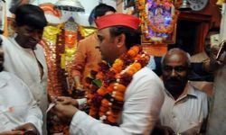 पूर्व मुख्यमंत्री अखिलेश यादव ने हज़रतगंज स्थित दक्षिणी मुखी हनुमान जी के दर्शन किये पूर्व मुख्यमंत्री अखिलेश यादव ने हज़रतगंज स्थित दक्षिणी मुखी हनुमान जी के दर्शन किये