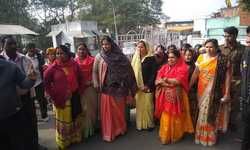 प्रधानाध्यापिका के रवैया से लोगों में आक्रोश, सरस्वती पूजा पर बच्चों पर लगाया पाबंदी