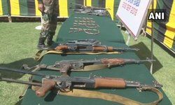 जम्मू-कश्मीर: बांदीपोरा में सुरक्षाबलों और आतंकियों के बीच चल रही मुठभेड़ खत्म हुई। इस जॉइंट ऑपरेशन में 5 आतंकियों को सुरक्षाबलों ने मार गिराया। साथ ही बड़ी मात्रा में हथियार बरामद किए गए।