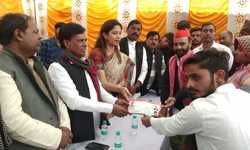 अखिलेश यादव के निर्देश पर विधायक सुभाष पासी ने शहीद के परिजन को दी आर्थिक मदद