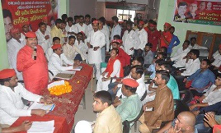 सड़क पर उतरकर मांगों अपना हक तभी यह सरकार युवाओं के हित के लिए कदम उठाएगी सड़क पर उतरकर मांगों अपना हक तभी यह सरकार युवाओं के हित के लिए कदम उठाएगी