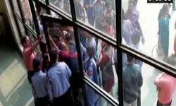 JNU में छात्रों का जोरदार हंगामा, बीमार पड़े प्रोफेसर और कुलपति की एंबुलेंस को रोका JNU में छात्रों का जोरदार हंगामा, बीमार पड़े प्रोफेसर और कुलपति की एंबुलेंस को रोका