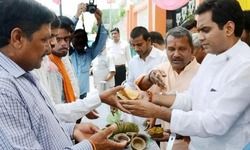 भाजपा विधायक पंकज सिंह भी भंडारे में प्रसाद बांटते नजर आए।