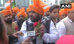 लखनऊ : करणी सेना ने नॉवेल्टी सिनेमा के सामने किया विरोध प्रदर्शन. लोगों को फूल देकर फिल्म ना देखने की अपील की. जिन्होंने टिकट खरीद लिया है हम अपनी तरफ से उनके पैसे भी वापस करेंगे.