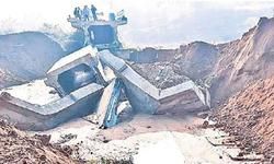 दो करोड़ का पुल पानी छोड़ते ही दो घंटे में हो गया धराशायी दो करोड़ का पुल पानी छोड़ते ही दो घंटे में हो गया धराशायी