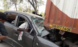 कानपुर : महराजपुर , तिवारीपुर गाँव मे भीषण हादसा, कंटेनर के पीछे घुसी तेज रफ्तार कार, तीन घायल, दो की हालत नाजुक