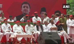 दिल्ली : जंतरमंतर पर पिता मुलायम सिंह यादव और पुत्र अखिलेश यादव समाजवादी पार्टी के मंच पर एक साथ नज़र आए, मोर्चे की धड़कन बढ़ी