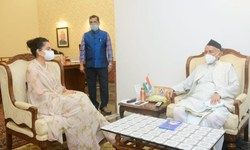 рдорд╣рд╛рд░рд╛рд╖реНрдЯреНрд░ рдХреЗ рд░рд╛рдЬреНрдпрдкрд╛рд▓ рд╕реЗ рдорд┐рд▓рдиреЗ рдкрд╣реБрдВрдЪреАрдВ рдХрдВрдЧрдирд╛, рдХрдВрдЧрдирд╛ рдФрд░ рдЙрдирдХреА рдмрд╣рди рд░рдВрдЧреЛрд▓реА рдЪрдВрджреЗрд▓ рдмреИрдардХрд░ рднрдЧрдд рд╕рд┐рдВрд╣ рдХреЛрд╢реНрдпрд╛рд░реА рд╕реЗ рдореБрд▓рд╛рдХрд╛рдд рдФрд░ рдмрд╛рддрдЪреАрдд рдХреА рдорд╣рд╛рд░рд╛рд╖реНрдЯреНрд░ рдХреЗ рд░рд╛рдЬреНрдпрдкрд╛рд▓ рд╕реЗ рдорд┐рд▓рдиреЗ рдкрд╣реБрдВрдЪреАрдВ рдХрдВрдЧрдирд╛, рдХрдВрдЧрдирд╛ рдФрд░ рдЙрдирдХреА рдмрд╣рди рд░рдВрдЧреЛрд▓реА рдЪрдВрджреЗрд▓ рдмреИрдардХрд░ рднрдЧрдд рд╕рд┐рдВрд╣ рдХреЛрд╢реНрдпрд╛рд░реА рд╕реЗ рдореБрд▓рд╛рдХрд╛рдд рдФрд░ рдмрд╛рддрдЪреАрдд рдХреА