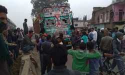 राजातालाब हाईवे पर ट्रक की चपेट में आने से स्कूटी सवार घायल