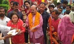 मीरजापुर- अमर सिंह,  जयप्रदा ने विंध्याचल धाम में दर्शन पूजन के बाद भंडारे  में हिस्सा लिया