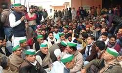 गन्ना भुगतान सहित कई मांगों को लेकर धरने पर बैठे किसान