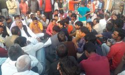 सपा विधायक पारसनाथ यादव ने मृतक का शव रख हाइवे पर लगाया जाम, पुलिस के छूटे पसीने