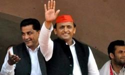 आगरा : रामगोपाल यादव ने अखिलेश यादव के राष्ट्रीय अध्यक्ष होने की घोषणा की , लोगो ने माला पहना कर स्वागत किया