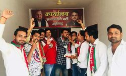 जगह जगह सपा कार्यालय पर मिठाइयां बाटी गई
