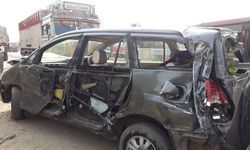 अयोध्या। आज सुबह साकेतपुरी हाईवे पर इनोवा को पीछे से आ रही एक ट्रक चालक ने मारी टक्कर इनोवा के उड़े परखचे। ईनोवा सवार अब्दुल हमजा आदि बचे सेफ। ट्रक चालक व ट्रक पुलिस की गिरफ्त में ।