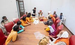 अयोध्या से आए महंतों व मौलानाओं से मिले अखिलेश यादव, भाजपा राज में हर व्यक्ति परेशान अयोध्या से आए महंतों व मौलानाओं से मिले अखिलेश यादव, भाजपा राज में हर व्यक्ति परेशान