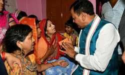 इलाहाबाद : डिप्टी सीएम केशव मौर्य ने मृतक वकील राजेश के परिवार को 20,लाख का चेक सरकार की तरफ से दिया और परिवार को हर संभव मदद का भरोसा दिलाया।